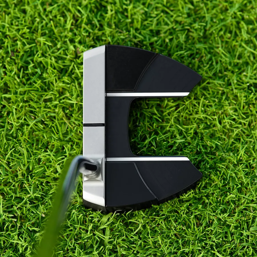 Bettinardi Inovai 6.0 putter on the green